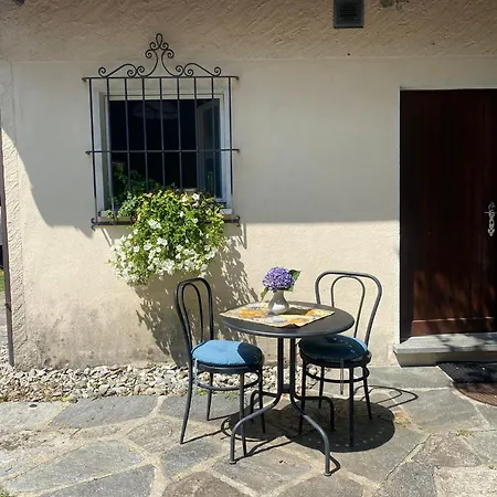 Mini Haus Mit Pergola -nl-00000196 * Tenero-Contra